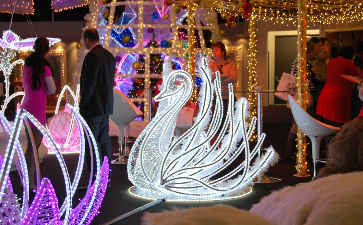 Swan (LED, metal, feather) - 150*150 cm